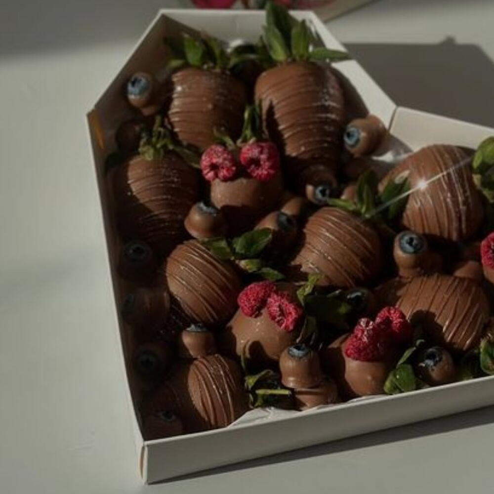 Клубника  в шоколаде 🍓 с голубикой и малиной — дополнительная фотография
