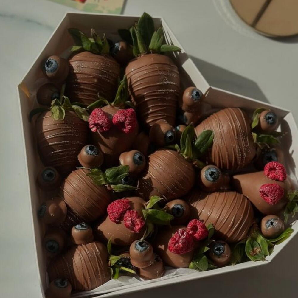 Клубника  в шоколаде 🍓 с голубикой и малиной — дополнительная фотография