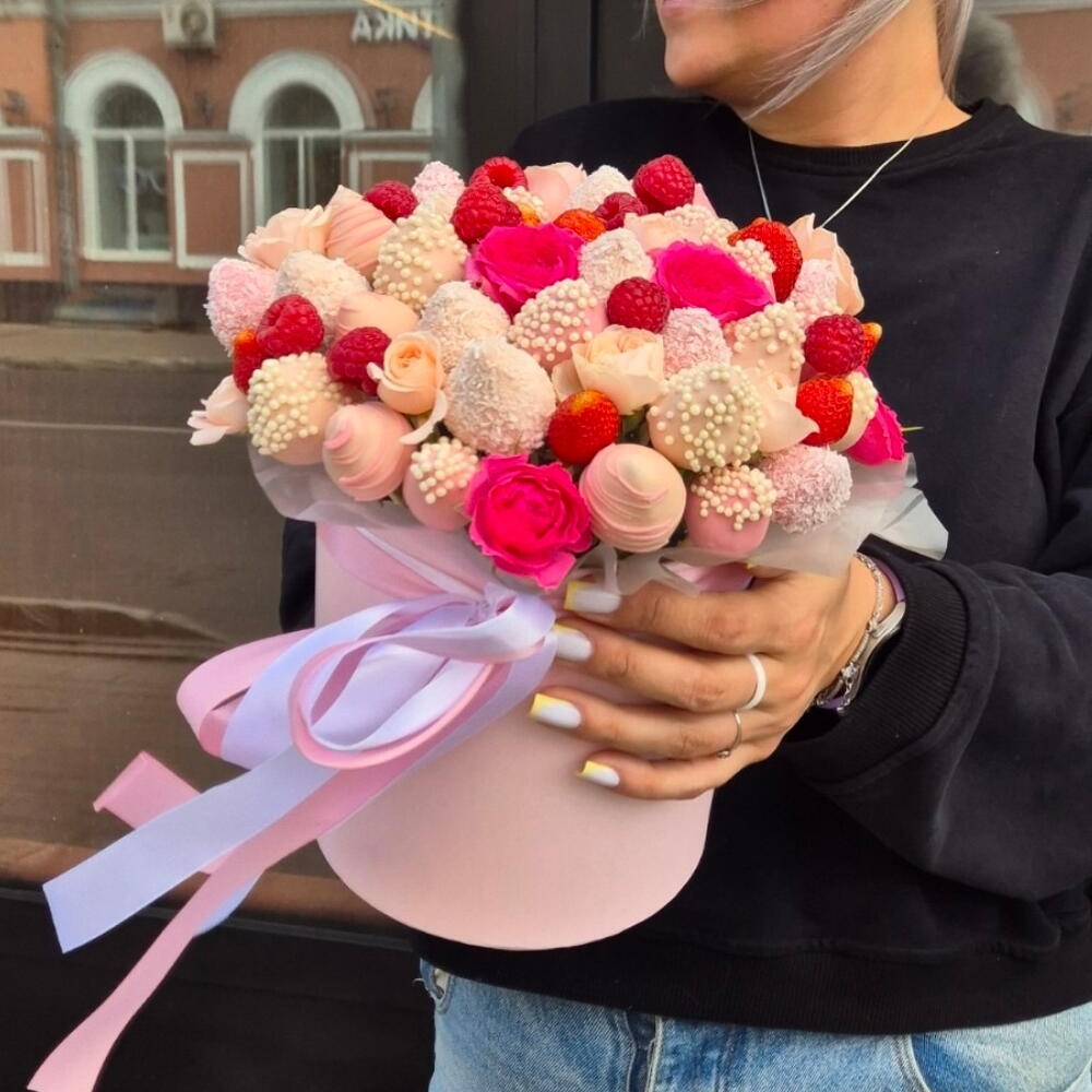 Клубника 🍓 и цветы — дополнительная фотография