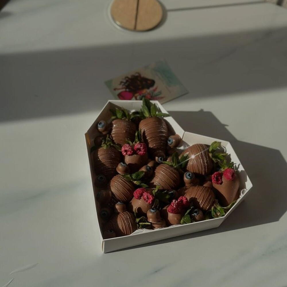 Клубника  в шоколаде 🍓 с голубикой и малиной — дополнительная фотография