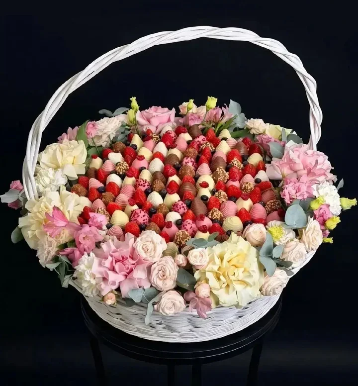 Цветочная корзина с клубникой