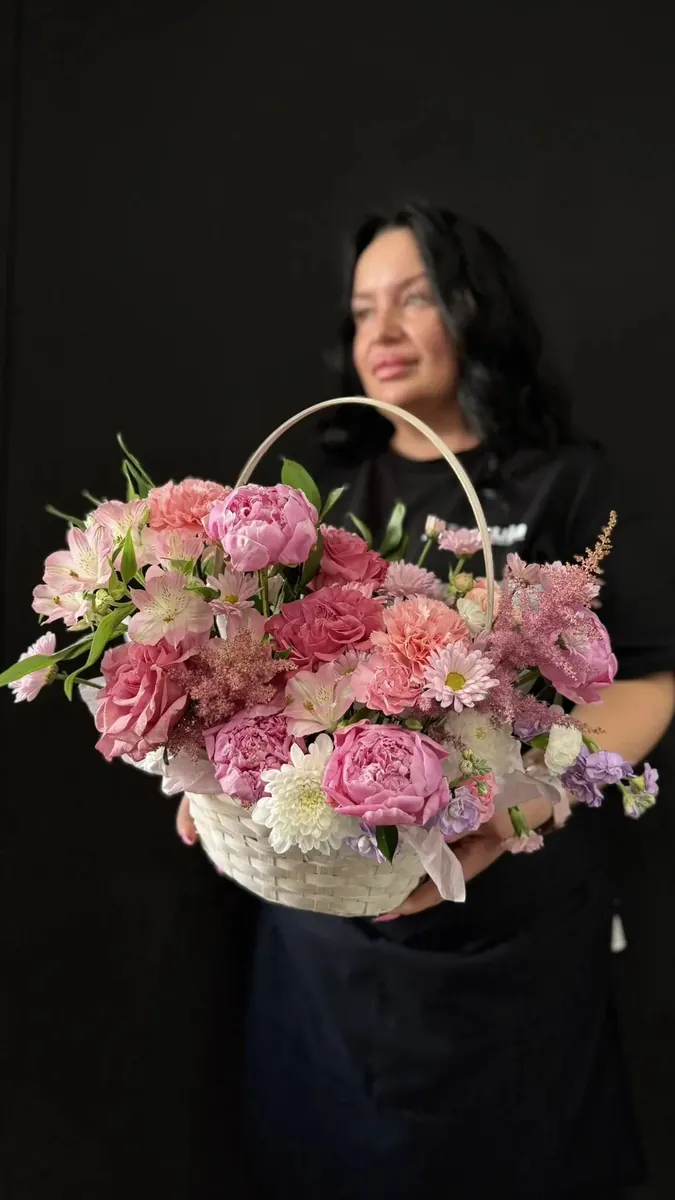 Флорист Молекулы с цветочной композицией